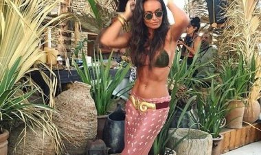 Η διάσημη Τουρκάλα σχεδιάστρια μόδας Edaa Taspinar ξεσηκώνει τη Μύκονο