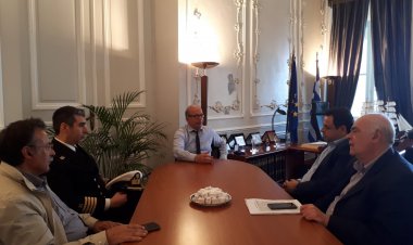 Συνάντηση του Αντιπεριφερειάρχη Κυκλάδων Γιώργου Λεονταρίτη με τον Υφυπουργό Ναυτιλίας και Νησιωτικής Πολιτικής Νεκτάριο Σαντορινιό.