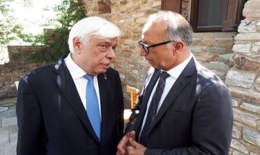 Στην Τήνο για τα εγκαίνια της έκθεσης ζωγραφικής του Κώστα Τσόκλη, από τον Πρόεδρο της Δημοκρατίας Προκόπη Παυλόπουλο,  ο Αντιπεριφερειάρχης Κυκλάδων.