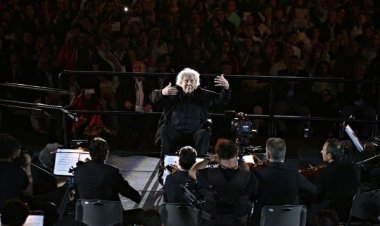 Η συγκλονιστική στιγμή του Μίκη Θεοδωράκη στο Καλλιμάρμαρο!! Η Αποθέωση την ώρα που διηύθυνε δύο τραγούδια!! (pics+Videos)