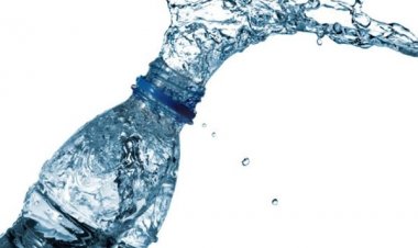 Τρόμος με τα εμφιαλωμένα νερά: Περιέχουν μικροσκοπικά κομματάκια πλαστικού!