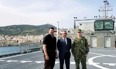 Το μεταγωγικό σκάφος του Αμερικανικού Ναυτικού, USNS Carson City, που ελλιμενίστηκε στη Σύρο, επισκέφθηκε ο Περιφερειάρχης Γιώργος Χατζημάρκος