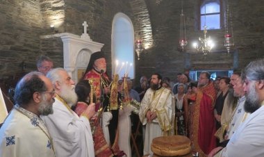 Εν μέσω ανοιξιάτικης ομίχλης εόρτασε απόψε η Ιερά Μονή της Αγίας Ειρήνης στην Άνδρο
