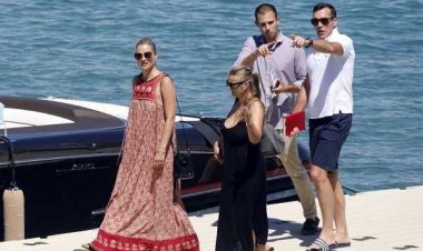 Kate Moss: Η άφιξη με σκάφος στη Μύκονο!! [pics]