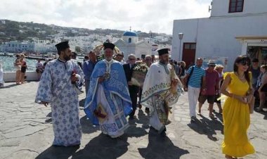 Εορτασμός της Κοιμήσεως της Θεοτόκου και λαμπρή λιτανεία στην Μύκονο (Εικόνες & Videos)