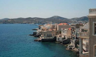 Τα υπέροχα καπετανόσπιτα στα Βαπόρια της Σύρου - Μοιάζουν να κρέμονται από τα βράχια [pics]