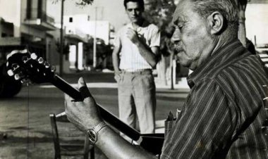 Ο Μάρκος Βαμβακάρης και η Σύρος