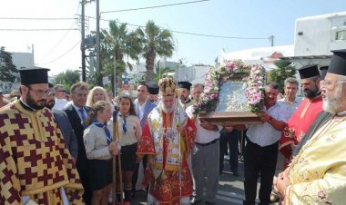 Εν πληθούση εκκλησία οι Μυκόνιοι εόρτασαν την Απόδοση της Κοιμήσεως της Θεοτόκου (Εικόνες & Videos)