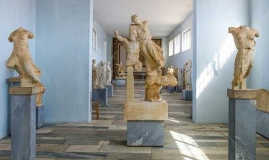 Συναυλία για την ανέγερση του νέου αρχαιολογικού μουσείου της Δήλου στο Ηρώδειο, με τον Adamo και τον Λέκκα