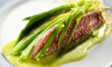 Μικρό μπαρμπούνι σε Fondue πράσου με σώς λάϊμ και Noilly Prat