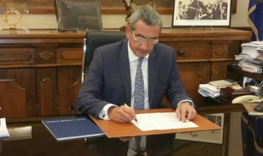 Συντήρηση-καθαρισμός τάφρων επαρχιακού οδικού δικτύου Πάρου