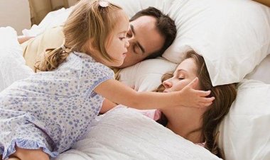 Τα παιδιά "πρέπει να κοιμούνται με τους γονείς μέχρι τα πέντε τους"