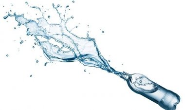 ΠΡΟΣΟΧΗ: Μην πίνετε ποτέ εμφιαλωμένο νερό από πλαστικά μπουκάλια εκτεθειμένα στη ζέστη!!