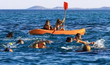 Η τραβερσάδα Πάρου - Αντιπάρου πρόσφερε και φέτος μια ξεχωριστή κολυμβητική εμπειρία.