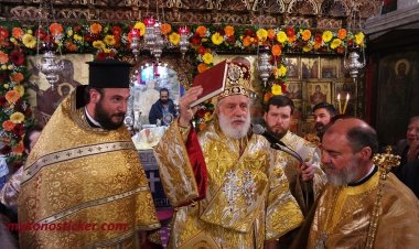 Άξιος!!! Οι Μυκονιάτες επεφήμησαν για τη χειροτονία του, τον νέο Παπά-Γιώργη τους στην Μεγάλη Παναγιά (εικόνες+videos)