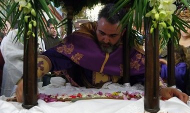 Η Ακολουθία των Μεγάλων Βασιλικών Ωρών και της Αποκαθήλωσης στην Αγία Κυριακή Μυκόνου (Εικόνες+videos)