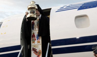 Άγιο Φως: Τι ώρα φτάνει στην Mύκονο; Πώς θα φτάσει σε 14 προορισμούς το Μεγάλο Σάββατο