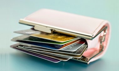 Πιο ακριβά τα μετρητά για τους καταναλωτές που χρησιμοποιούν την χρεωστική τους κάρτα για να κάνουν ανάληψη από ΑΤΜ άλλης τράπεζας