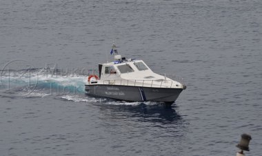 Μύκονος: Μηχανική βλάβη ιδιωτικού πνευστού σκάφους στις βραχώδεις ακτές της Ρήνειας