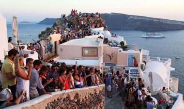 Σαντορίνη: Συγκροτημένο σχέδιο δεκαετίας για να μην καταρρεύσει το νησί από τον υπερτουρισμό, ζητούν οι ειδικοί