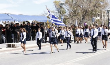 28η Οκτωβρίου: Σημαιοφόροι κατά τις παρελάσεις ξανά οι άριστοι μαθητές!! [Η Τροπολογία]