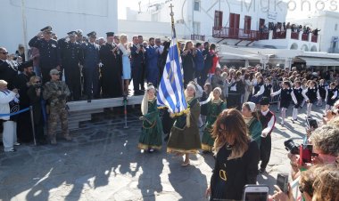 Με τη μαθητική παρέλαση κορυφώθηκαν στην Μύκονο, οι εκδηλώσεις για το Έπος του 1940 [Εικόνες+Video]