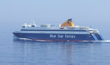 Πρόσκρουση και εισροή υδάτων στο Βlue Star Naxos, λόγω των κακών καιρικών συνθηκών