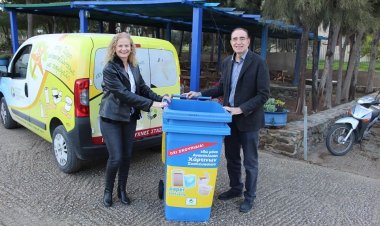 Παραδόθηκαν κάδοι ανακύκλωσης στο σχολικό συγκρότημα της Ποσειδωνίας Σύρου