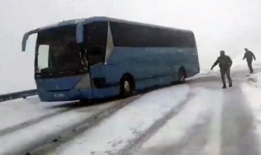 Αίσιο τέλος στην απρόσμενη περιπέτεια των μαθητών από το Γυμνάσιο Μυκόνου στα χιόνια [Video]