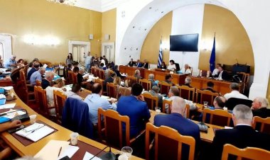 Αύξηση των Αντιπεριφερειαρχών κατά [2] Δύο!! Έως [8] Οκτώ σε κάθε Περιφέρεια [Έγγραφο]