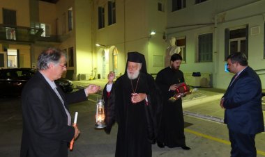 His Eminence Dorotheos B’: Ο Σεβασμιώτατος Δωρόθεος Β’ μετέφερε απόψε το Άγιο Φως στο Βαρδάκειο και Πρώιο Γενικό Νοσοκομείο Σύρου