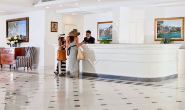 Coronavirus Travel: Πώς θα ταξιδεύουμε στην Ευρώπη την εποχή του κορωνοϊού; Οι οδηγίες της Κομισιόν για ξενοδοχεία και κάμπινγκ