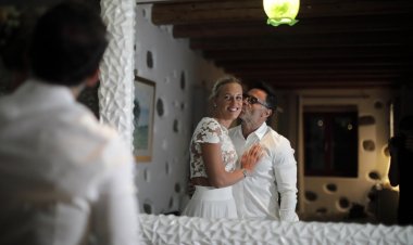 Coronavirus Wedding: Ένας διαφορετικός γάμος στη Μύκονο!! Ζευγάρι παντρεύτηκε με μόλις τρεις καλεσμένους [pics]