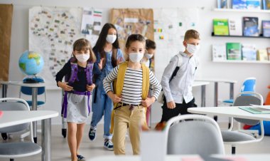 Face masks in schools - Γώγος: Μόνο χειρουργική μάσκα θα πρέπει να φορούν τα παιδιά στο σχολείο!!
