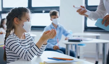 Reopening of Schools: Πιθανόν να ανοίξουν τα σχολεία πριν τις γιορτές!! Σενάριο περικοπής των διακοπών των Χριστουγέννων για τους μαθητές!!