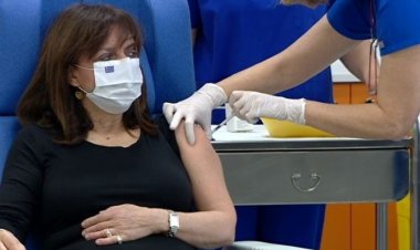 Coronavirus Vaccination: Εμβολιάστηκε η ΠτΔ Κατερίνα Σακελλαροπούλου