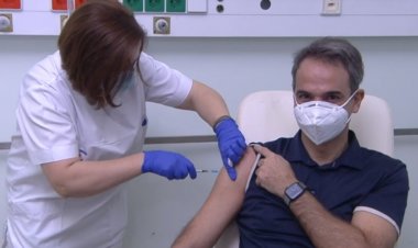 Coronavirus Vaccination: Μετά το κράξιμο, το Μαξίμου κόβει τους εμβολιασμούς και τις selfie των «δικών μας παιδιών»