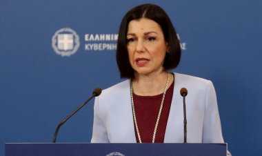 Government Spokesperson A. Peloni: Χωρίς μαθητικές παρελάσεις η 25η Μαρτίου – Μόνο η στρατιωτική στην Αθήνα