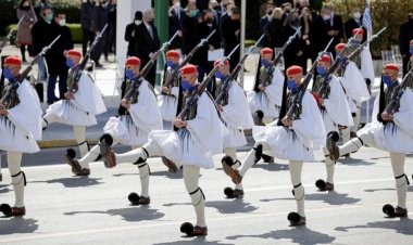 Greek Revolution Bicentenary: Μεγαλειώδης στρατιωτική παρέλαση για τα 200 χρόνια από την ελληνική Επανάσταση (βίντεο)