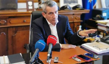 Aegean Islands - Χατζημάρκος προς Σαντορινιό: “Δασικοί χάρτες, συντελεστές ΦΠΑ και hot spot, η κληρονομιά σου στα νησιά μας”