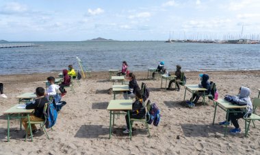 Covid-19 Outdoor Learning: Μάθημα στην παραλία!! Εν μέσω πανδημίας, έστησαν θρανία και πίνακα στην αμμουδιά σε σχολείο στην Ισπανία [Video+pics]