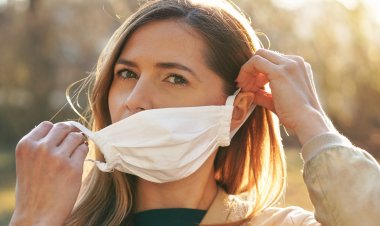 Lift outdoor mask mandate: Μετά τις 20 Σεπτέμβρη πετάμε τις μάσκες