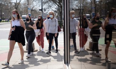 CDC Lifts Most Mask Guidance: Τέλος οι μάσκες στα περισσότερα μέρη για τους πλήρως εμβολιασμένους