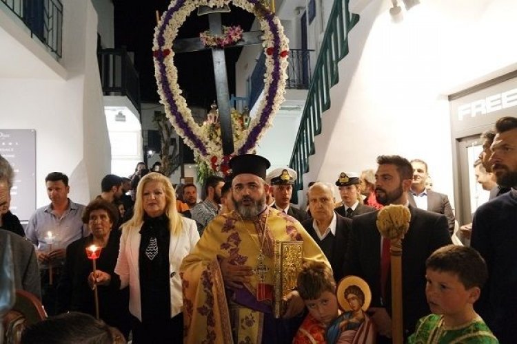 Ο Όρθρος του Μ. Σαββάτου, τα Εγκώμια και η περιφορά  Επιταφίου του  Ι. Ναού Αγίας Κυριακής Μυκόνου (Εικόνες +Videos)