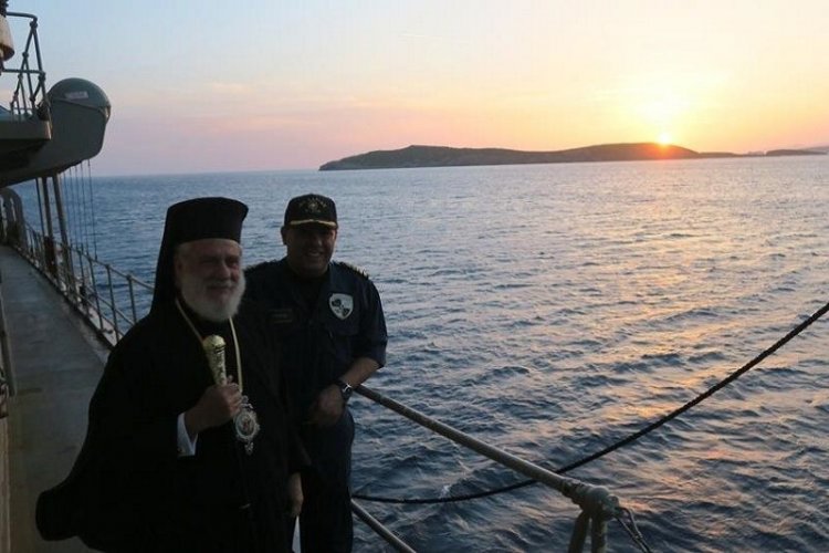 Ποιμαντική επίσκεψη του Σεβασμιωτάτου κ. Δωροθέου Β' στη φρεγάτα "ΑΔΡΙΑΣ" στο αγκυροβολιο της Άνδρου