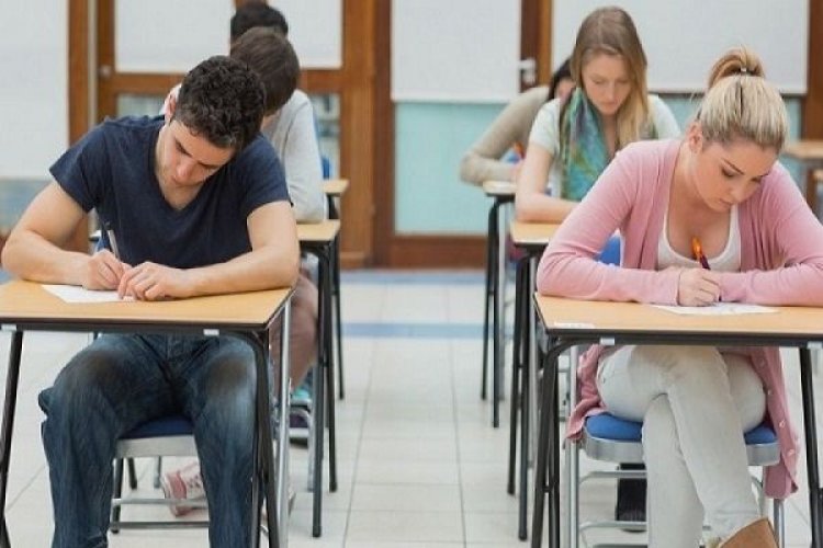 Ο πρόεδρος της Κεντρικής Επιτροπής Εξετάσεων Γιώργος Δάσσιος και στρατηγός των Πανελληνίων, μας εξηγεί πώς γίνεται η επιλογή θεμάτων των Πανελλαδικών