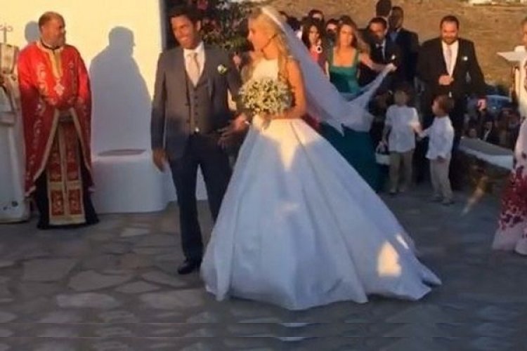 Η Δούκισσα Νομικού και ο εκλεκτός της καρδιάς της Δημήτρης Θεοδωρίδης ανέβηκαν πριν λίγο τα σκαλιά της εκκλησίας (pics & videos)