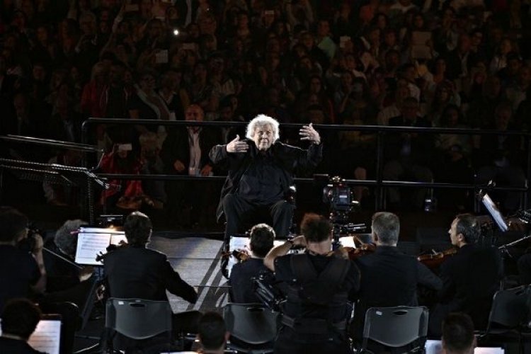 Η συγκλονιστική στιγμή του Μίκη Θεοδωράκη στο Καλλιμάρμαρο!! Η Αποθέωση την ώρα που διηύθυνε δύο τραγούδια!! (pics+Videos)