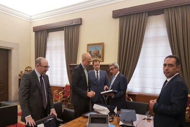 Συνάντηση εργασίας του Περιφερειάρχη Γ. Χατζημάρκου με υψηλόβαθμα στελέχη της Fraport Greece, για τα αεροδρόμια Ρόδου, Κω, Μυκόνου, Σαντορίνης