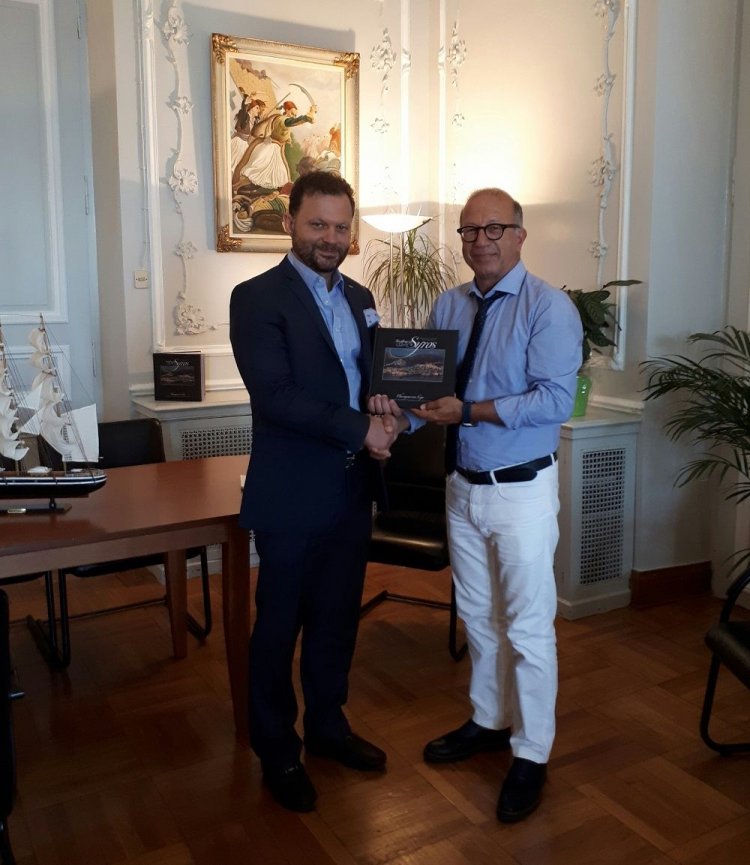 Τον Αντιπεριφερειάρχη Κυκλάδων επισκέφθηκε ο υποψήφιος επενδυτής του Νεωρίου  Πάνος Ξενοκώστας.